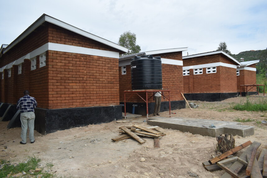 Die Wassertanks werden an die fertig gebauten Toilettenanlagen angeschlossen